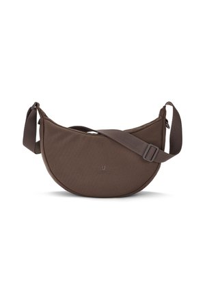 Hnedá polmesiacová crossbody taška s nastaviteľným popruhom a jemným logom vpredu na bielom jednoliatom pozadí.