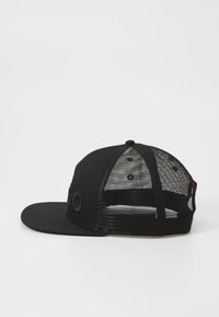 Fekete baseball sapka szilárd elejével, hálós hátrésszel, lapos karimával és hímzett logóval az elülső részén. Állítható snapback záródással.