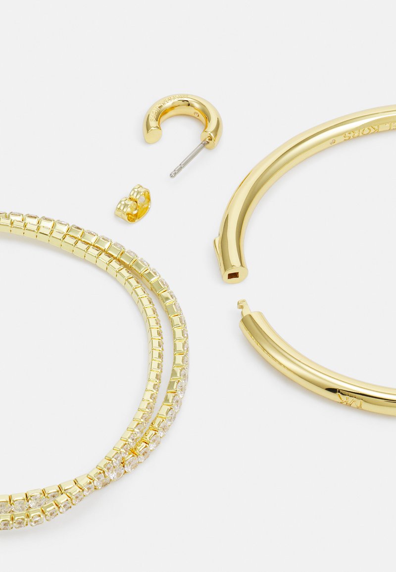 Goldfarbene Schmuckset mit Creolen und einem Armband. Beinhaltet glatte und strukturierte Designs mit rechteckigen und kreisförmigen Elementen.