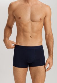 Navyblå boxershorts med en mjuk textur. Midjebandet har diskret branding och designen inkluderar en tight passform med en frontficka.