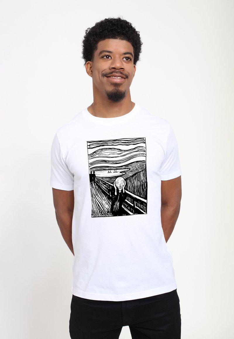 Bílý tričko s černým liniovým kreslením uměleckého díla "Výkřik". Design zahrnuje výrazné kontury a vlnité pozadí.
