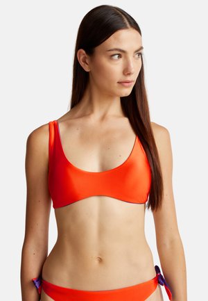 Oranje bikini-top van een gladde, glanzende stof; heeft brede banden en een ronde halslijn. Versterkt met een contrasterende paarse rand.