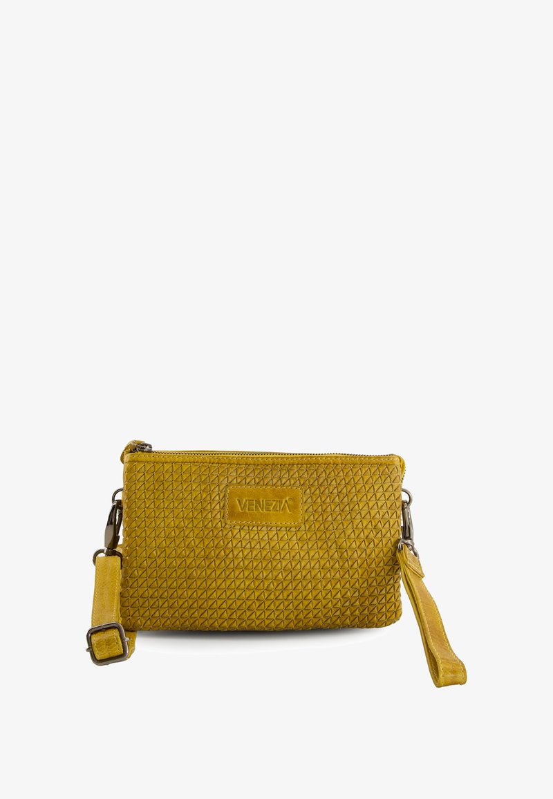 Pochette en cuir jaune avec un motif en losanges texturé, dotée d'une fermeture zippée, d'une bandoulière et d'un logo en relief à l'avant.