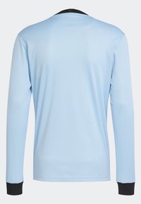 Ljusblå långärmad skjorta med subtila vertikala ränder, svart krage och svarta manschetter, visad bakifrån mot en neutral bakgrund.