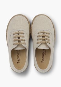 Beige plátěné boty s kulatými špičkami, šněrovacím designem a texturovanými espadrilovými podrážkami. Obsahují přírodní vlákna a jemné švy.