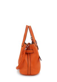 Oranje leren handtas met een gestructureerde afwerking, dubbele handvatten, zwarte rand, verstelbare schouderriem en een kleurrijke, gedessineerde voering aan de binnenkant.