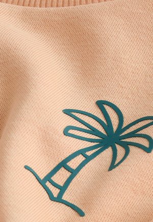 Breskvastekstil s dizajnom palme u tirkiznoj boji. Tkanina ima finu rebrastu teksturu s glatkom završnom obradom.