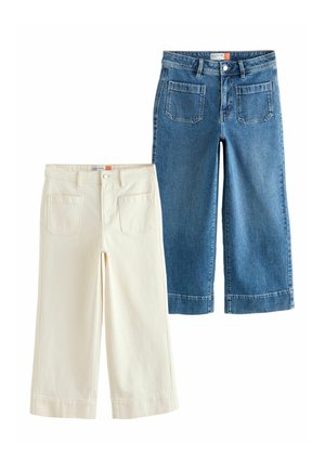 Két pár széles szárú rövidített farmernadrág, az egyik fehér, a másik kék farmeranyagból, mindkettő elülső foltzsebekkel és övbújtatókkal.