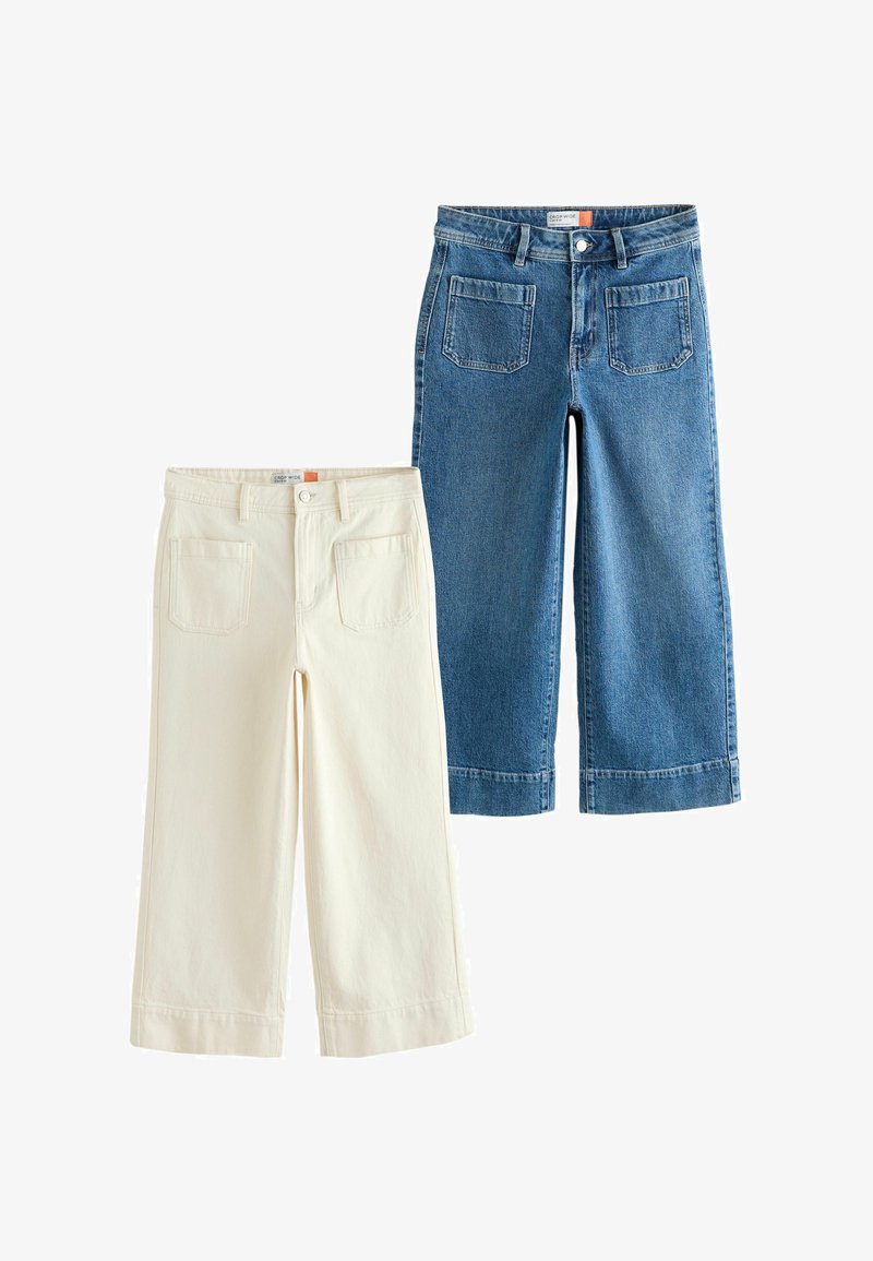 Deux paires de jeans larges et courts, l’une blanche et l’autre en denim bleu, toutes deux avec des poches plaquées devant et des passants de ceinture.