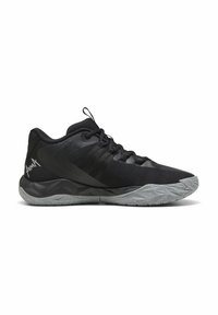 Chaussure de sport noire avec une tige en mesh, un design texturé et une fermeture à lacets. Elle possède une semelle en caoutchouc grise avec un motif géométrique.