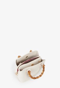 Borsa a tracolla in pelle bianca con manico in bambù, scomparti con zip e una superficie liscia; l'interno presenta accenti in viola e beige.