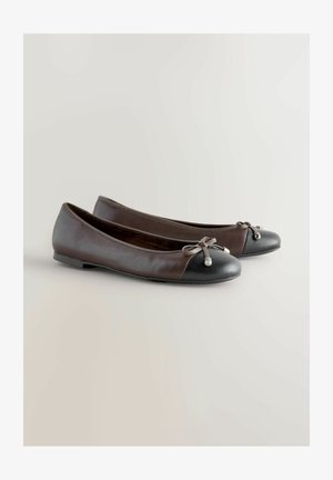 Balerinke od kože s tamnosmešnim gornjim dijelom i crnim okruglim vrhom. Sadrže mali mašnu i dekorativni biserni detalj na vrhu.