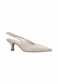 Beige leren slingback schoen met een puntige neus, lage blokhak en verstelbare band; gladde textuur met minimale stiksel details.