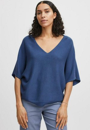 Top blu, a maniche corte, con scollo a V e vestibilità ampia, realizzato in materiale morbido. Caratterizzato da una texture liscia e cuciture minime.