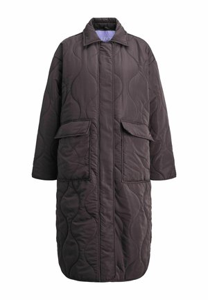Cappotto lungo trapuntato di un intenso colore viola scuro con colletto alto, due tasche frontali e un motivo testurizzato a curve. Materiale resistente e vestibilità comoda.