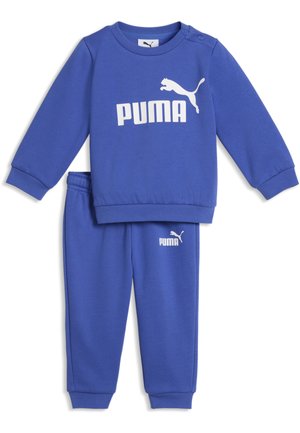 Blauer Puma-Trainingsanzug für Kinder mit langärmligem Sweatshirt und passender Hose, beide mit weißem Puma-Logo und Schriftzug auf der Vorderseite.