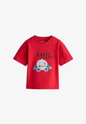 Rotes Baumwoll-T-Shirt mit einer Grafik eines blauen und weißen Polizeiautos und dem Text "BEEPI BEEPI" sowie gelben und schwarzen Akzenten. Kurzärmlig.