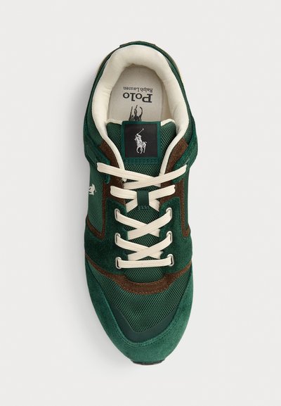 Adidași din suede verde și plasă, cu șireturi crem și accente kaki. Prezintă o etichetă cu logo și un guler căptușit. Design cu vârf rotund.