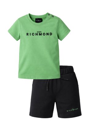Maglietta verde a maniche corte con scritta nera "John Richmond" e pantaloncini neri con vita elastica con la stessa scritta verde "John Richmond" sulla gamba.