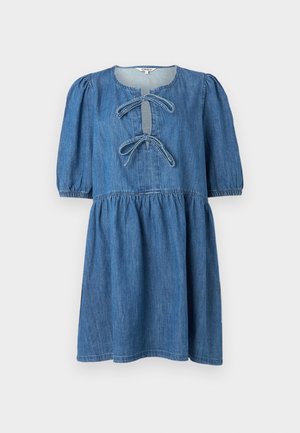 Sukienka dżinsowa z okrągłym dekoltem, krótkimi bufkami i dwoma kokardkami z przodu. Posiada marszczoną talię i rozkloszowany dół. Klasyczny niebieski kolor.