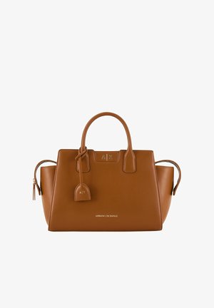 Borsa in pelle marrone di Armani Exchange con manici doppi, cerniere laterali e un'etichetta con il marchio appesa a un manico.