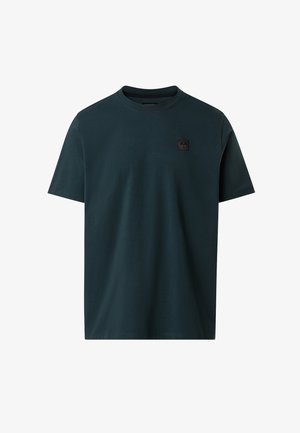 T-shirt à col rond à manches courtes de couleur vert foncé avec un petit logo carré noir sur le côté gauche de la poitrine.