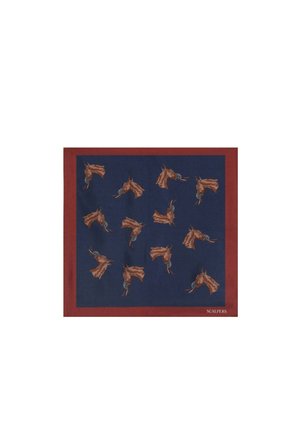 Bufanda azul oscuro con patrones de cabeza de caballo marrón y un borde rojo, logo de Scalpers en la esquina inferior derecha.