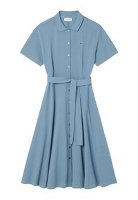Vestito azzurro chiaro con colletto, maniche corte, bottoni frontali e vita legata. Presenta una gonna morbida e dettagli con il logo Lacoste.