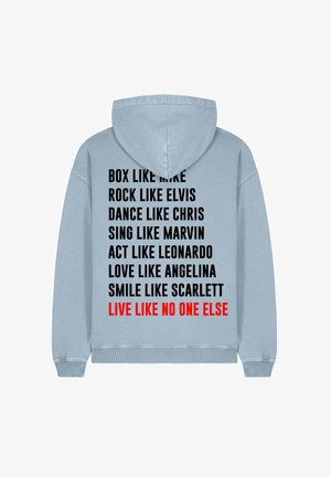 Világoskék kapucnis pulóver, fekete és piros szöveggel a hátsó részén, amely kifejezéseket és neveket tartalmaz. Az anyag lágy érzésű; a dizájn húzózsinórral ellátott kapucnit tartalmaz.