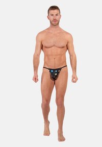 Schwarzer Tanga mit einem Galaxy-Print, der bunte Planeten zeigt. Der Stoff wirkt glänzend, mit minimaler Abdeckung und einem schmalen Bund.