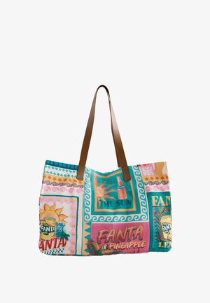 Bunte Tragetasche mit braunen Trägern, verziert mit Vintage-Werbung für Fanta-Soda und tropischen Motiven.