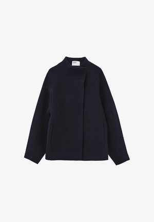 Cappotto di lana blu navy con colletto alto, apertura anteriore e due tasche laterali. Presenta una silhouette strutturata e squadrata e un tessuto testurizzato.
