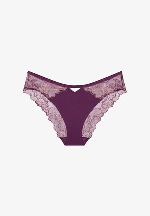 Paarse kant bikiniondergoed met een bloemenpatroon in geperforeerd mesh aan de zijkanten en een klein hartvormig uitsnede aan de voorzijde.