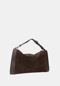 Brązowa torebka z zamszu z gładkimi skórzanymi akcentami, w kształcie zakrzywionym, z jedną rączką na ramię. Posiada zamek błyskawiczny dla bezpiecznego przechowywania.