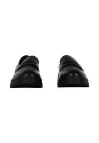 Scarpe in pelle nera con punta arrotondata, dotate di una suola ingombrante, due cinturini incrociati e dettagli in perline argentate lungo il bordo.