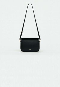 Borsa a tracolla nera in pelle liscia, con forma rettangolare semplice, tracolla regolabile e logo dorato discreto sul davanti.