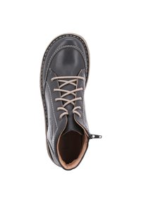 Stivale da trekking in pelle nera con punta tonda, accenti beige, lacci beige e cerniera laterale. I dettagli cuciti aggiungono texture.