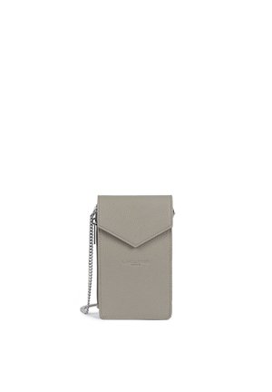 Petit sac bandoulière rectangulaire en cuir gris avec un rabat avant et une bandoulière chaîne argentée sur fond blanc.
