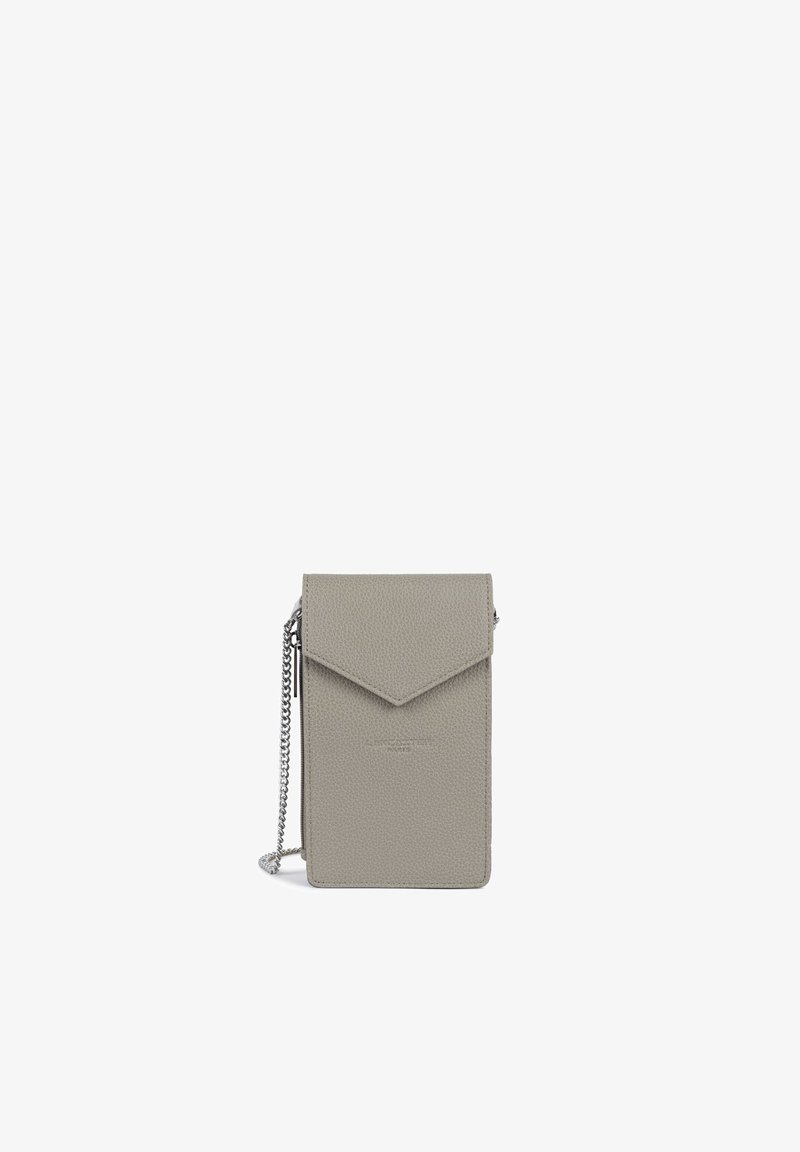 Petit sac bandoulière rectangulaire en cuir gris avec un rabat avant et une bandoulière chaîne argentée sur fond blanc.
