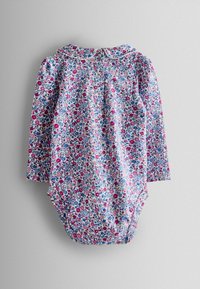 Virágmintás bodysuit hosszú ujjal, rózsaszín, kék és fehér mintázattal. Puha anyag, kerek nyakkivágás és patentos záródás az alján.