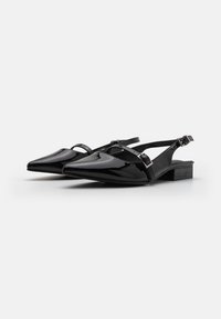 Zwarte gepatineerde leren slingback schoenen met spitse neuzen, lage blokhakken en verstelbare enkelbandjes. Glad, glanzend oppervlak met minimale hardware.