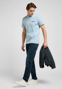 Lee SHORT SLEEVE GRAPHIC TEE - RELAXED FIT - T-shirt imprimé - jet stream blue