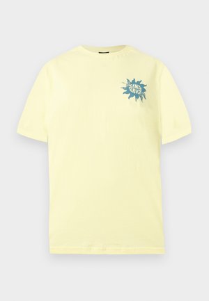 Tricou galben deschis cu mâneci scurte, având un mic grafic al unui soare albastru și textul „Santa Cruz” pe partea stângă sus a pieptului.