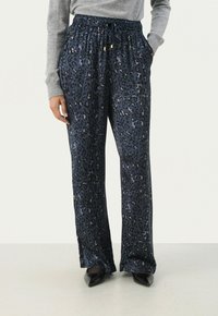 Navy leopard print-housut, jotka on valmistettu sileästä kankaasta, sisältävät joustavan vyötärön, sivutaskut ja rennon istuvuuden, joka on suunniteltu mukavuutta varten.