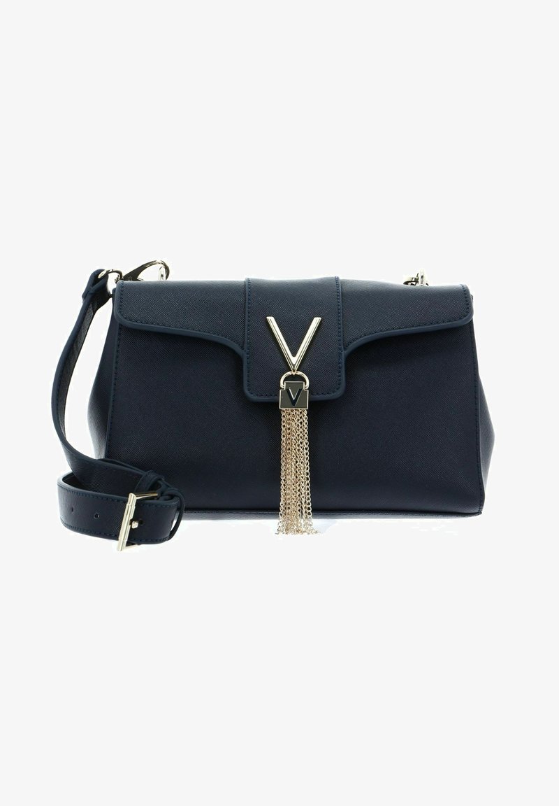 Sac à main synthétique bleu marine avec fermoir à rabat, quincaillerie en forme de V dorée et détail de frange en chaîne cascade. Bride réglable incluse.