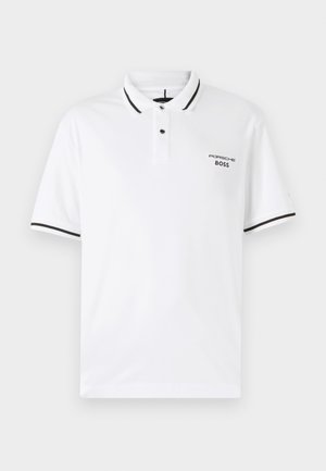 Camisa polo branca com colarinho canelado, placket de dois botões e detalhes risca preta nas mangas; apresenta o logótipo "PORSCHE BOSS" em preto.
