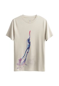 Beige katoenen T-shirt met een levendig blauw en roze abstract ontwerp, met vloeiende vormen en spetters op de voorkant. Korte mouwen, ronde hals.