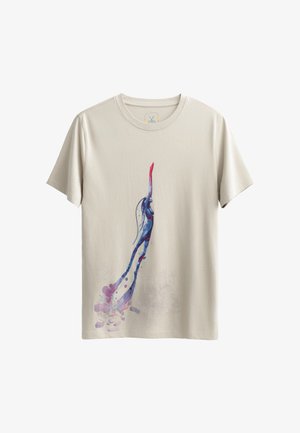 Beige katoenen T-shirt met een levendig blauw en roze abstract ontwerp, met vloeiende vormen en spetters op de voorkant. Korte mouwen, ronde hals.