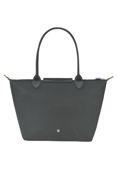 Dunkelgraue Einkaufstasche aus glattem Stoff mit strukturierten Lederakzenten, doppelten Griffen und einer Vordertasche. Ausgestattet mit einem Reißverschluss und einem Metallschriftzug.