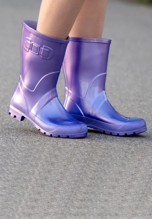 Paarse rubberen regenlaarzen met een gestructureerde afwerking, een ronde accent nabij de bovenkant en een robuuste zool voor grip. Ontwerp tot halverwege de kuit.